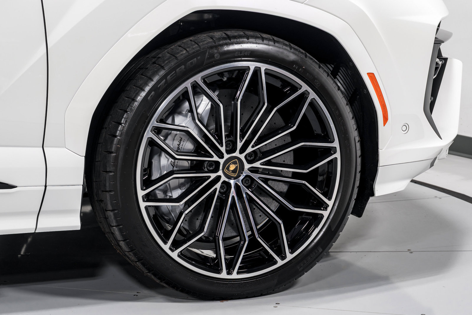 Used 2025 Lamborghini Urus SE AWD/4WD image 76