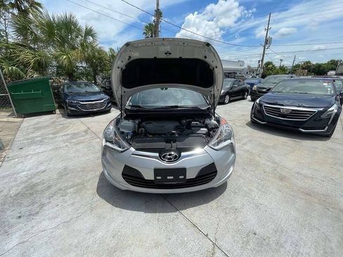 Used 2017 Hyundai Veloster Value Edition FWD image 16