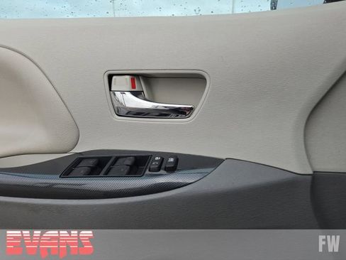 Used 2014 Toyota Sienna SE image 15