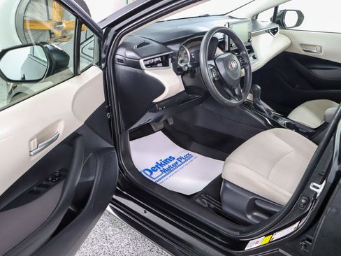 Used 2020 Toyota Corolla LE FWD image 3