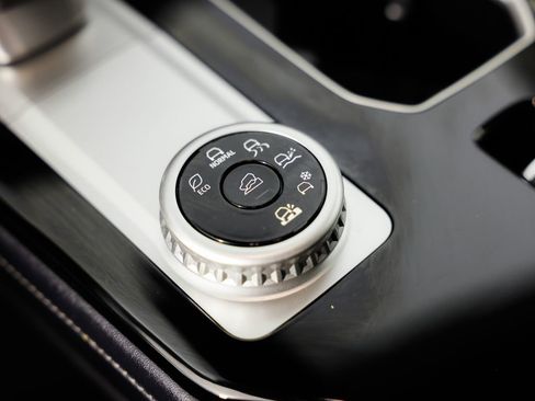 Used 2025 Mitsubishi Outlander SE image 30