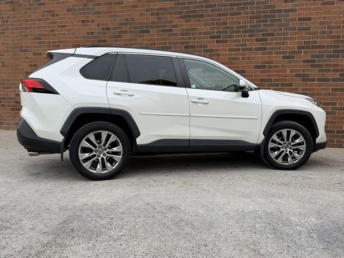 Used 2021 Toyota RAV4 XLE Premium image 7