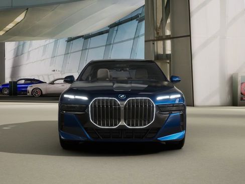 Used 2026 BMW 750e xDrive w/ Executive Package image 29