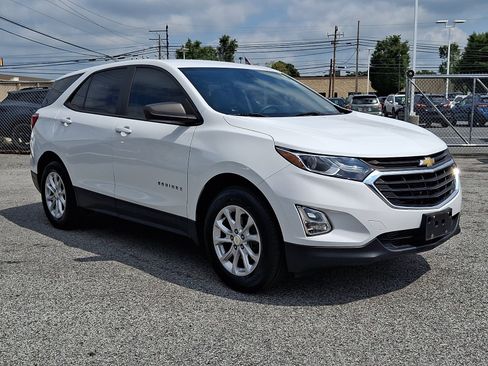 Used 2020 Chevrolet Equinox LS w/ LS Convenience Package AWD/4WD image 3