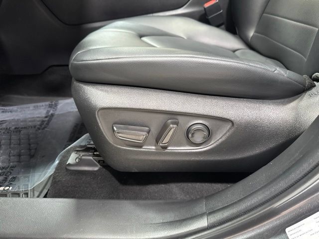Used 2022 Toyota Highlander XLE AWD/4WD image 6