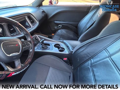 Used 2019 Dodge Challenger R/T w/ Driver Convenience Group RWD image 9