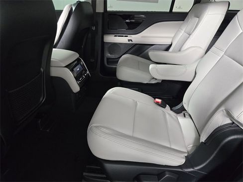 New 2026 Lincoln Aviator 2WD image 14