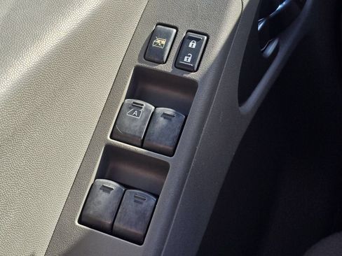 Used 2007 Nissan Frontier SE w/ Power Pkg AWD/4WD image 13