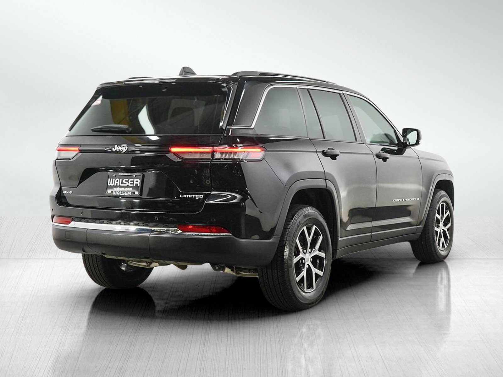 Used 2024 Jeep Grand Cherokee Limited AWD/4WD image 5