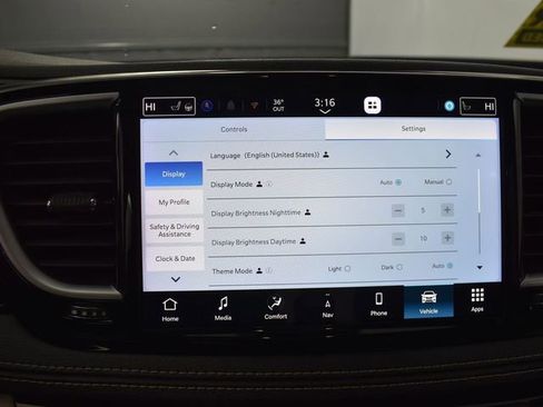 Used 2023 Chrysler Pacifica Limited FWD image 27