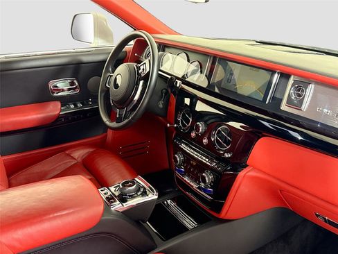 Used 2018 Rolls-Royce Phantom Sedan image 39