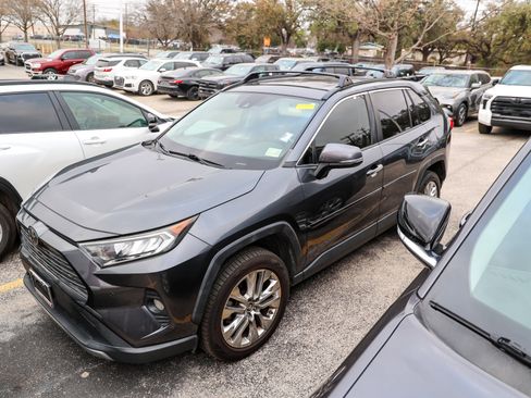 Used 2019 Toyota RAV4 Limited image 3