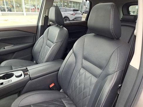 Used 2021 Nissan Rogue Platinum image 5