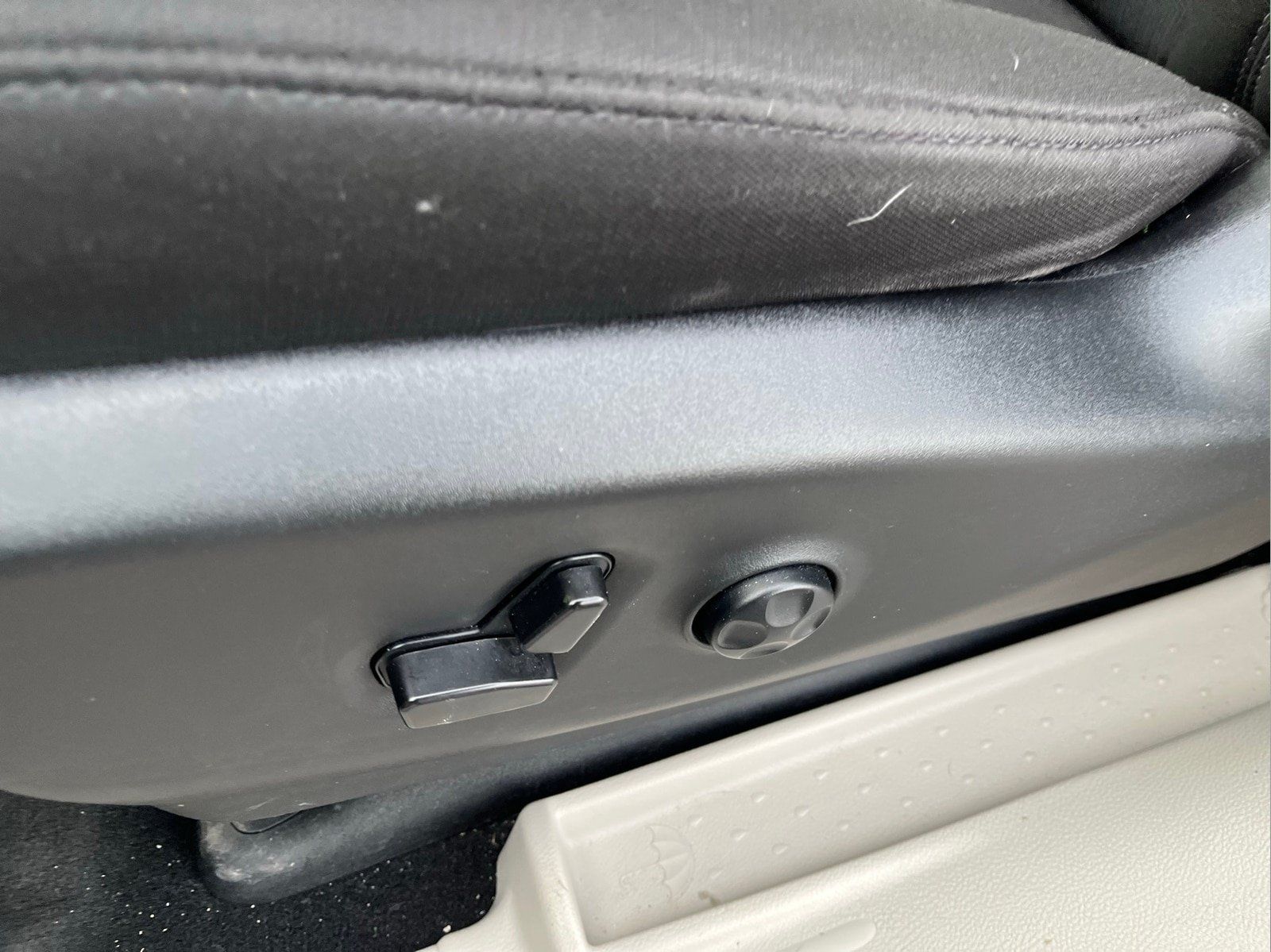 Used 2023 Chrysler Voyager LX FWD image 10