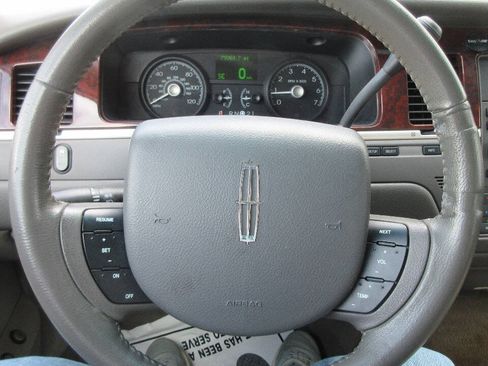 Used 2007 Lincoln Town Car Signature RWD image 30