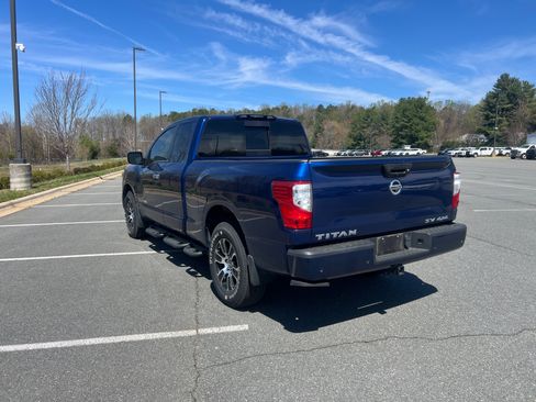 Used 2021 Nissan Titan SV w/ SV Convenience Package image 3