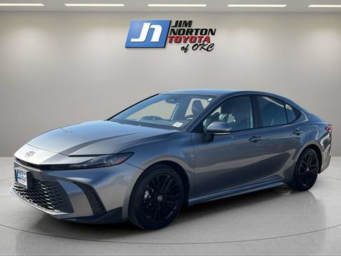 Used 2025 Toyota Camry SE FWD image 1