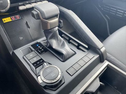 Certified 2025 Toyota Tacoma SR5 AWD/4WD image 19