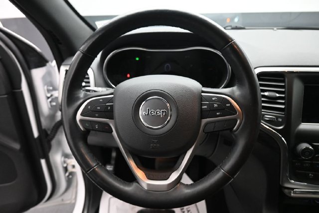 Used 2020 Jeep Grand Cherokee Laredo w/ Security & Convenience Group AWD/4WD image 15