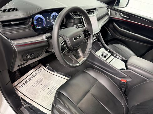 Used 2025 Jeep Grand Cherokee Overland w/ Luxury Tech Group IV AWD/4WD image 4