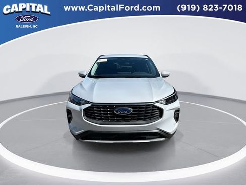 Certified 2025 Ford Escape SE FWD image 3