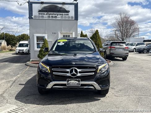 Used 2019 Mercedes-Benz GLC 300 4MATIC image 2