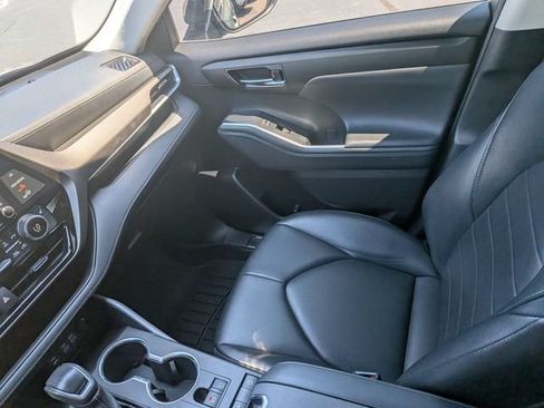 Used 2022 Toyota Highlander XLE FWD image 18