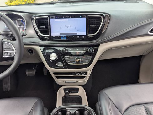 Used 2024 Chrysler Pacifica Select image 17