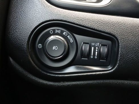 Used 2018 Jeep Renegade Latitude FWD image 12