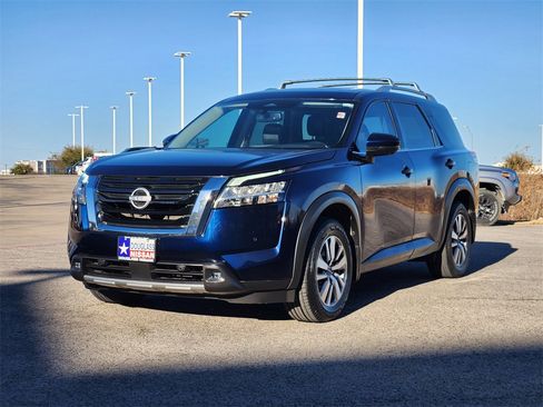 Used 2022 Nissan Pathfinder SL image 2
