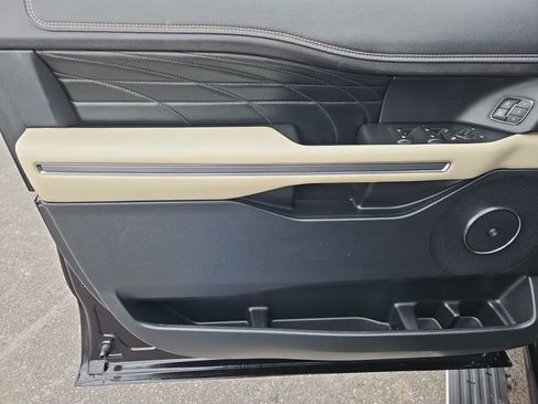 Used 2019 Ford Expedition Platinum image 11