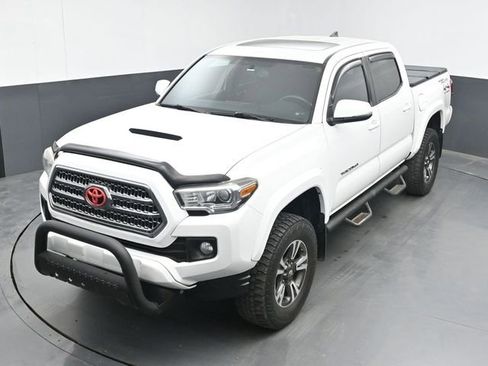 Used 2016 Toyota Tacoma TRD Sport w/ Premium & Technology Package image 34