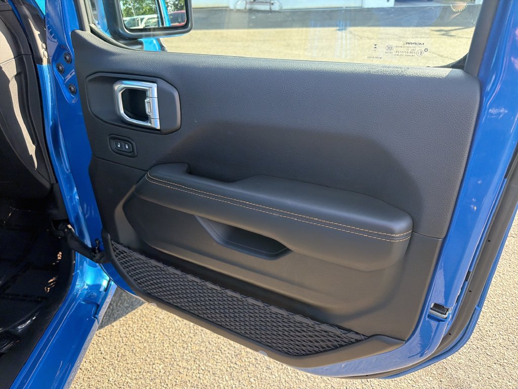 Used 2024 Jeep Wrangler Unlimited Sahara w/ Technology Group AWD/4WD image 15