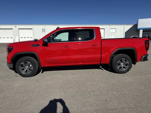 New 2026 GMC Sierra 1500 SLE image 2