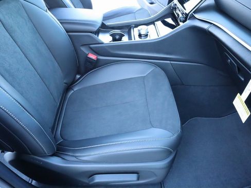 New 2025 Jeep Grand Cherokee Altitude image 13