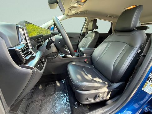 Used 2025 Kia Sportage EX FWD image 10