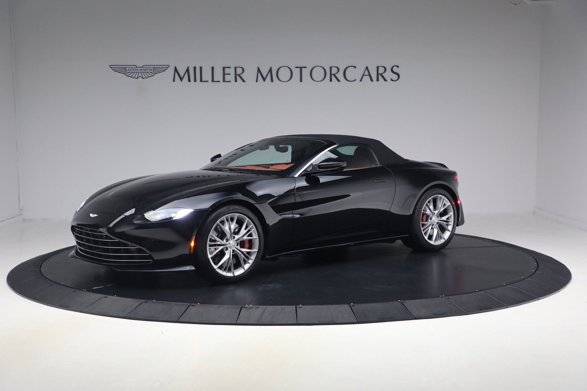 Used 2021 Aston Martin V8 Vantage Roadster RWD image 14