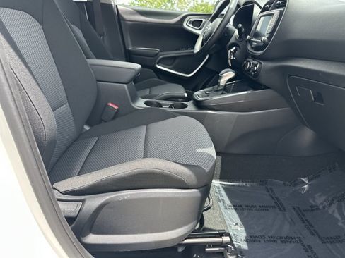 Certified 2023 Kia Soul LX FWD image 16