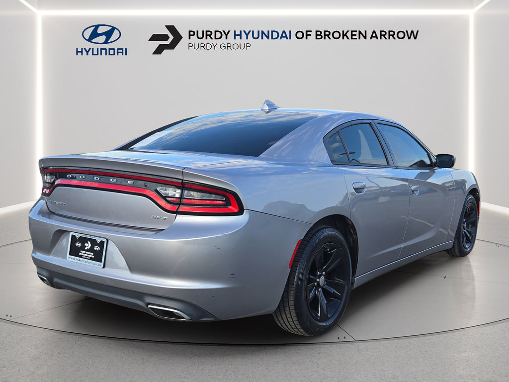 Used 2017 Dodge Charger SXT RWD image 3