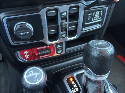 Certified 2020 Jeep Gladiator Rubicon AWD/4WD image 23