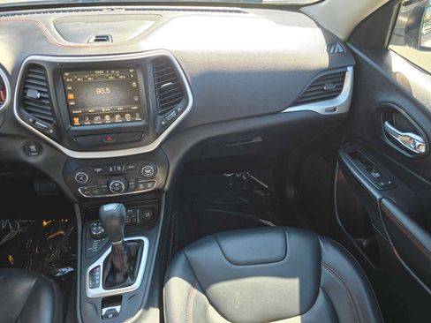 Used 2016 Jeep Cherokee Trailhawk w/ Comfort/Convenience Group AWD/4WD image 18
