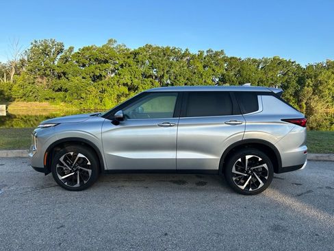 Used 2024 Mitsubishi Outlander SE image 2