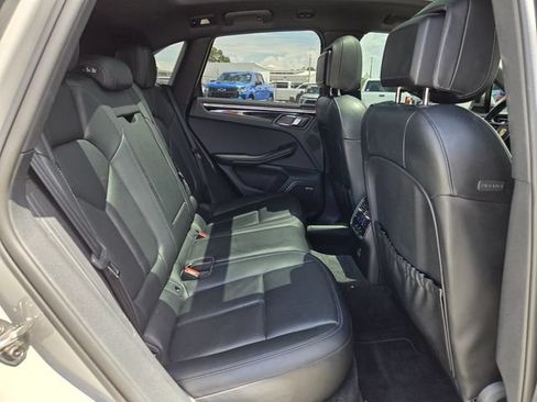 Used 2024 Porsche Macan AWD/4WD image 18