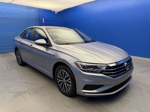 Used 2019 Volkswagen Jetta SE FWD image 2