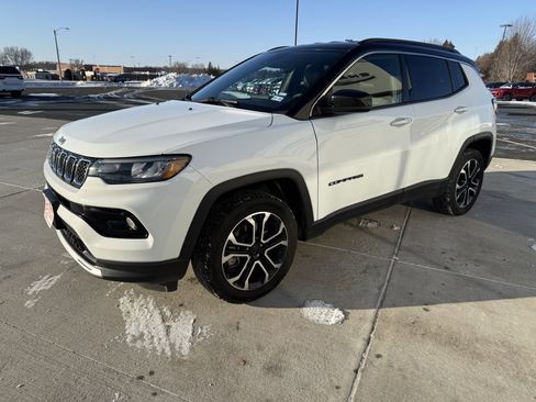 Used 2023 Jeep Compass Limited image 4