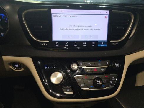 Used 2024 Chrysler Pacifica Touring-L FWD image 6