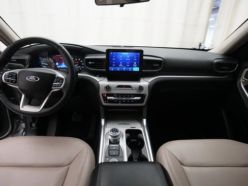 Used 2023 Ford Explorer XLT w/ Equipment Group 202A image 5