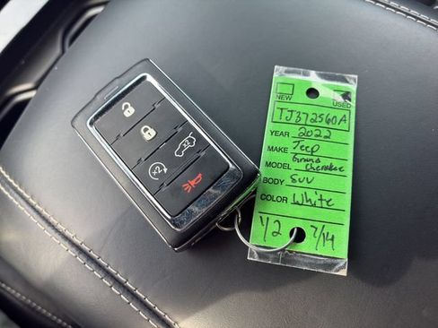 Used 2022 Jeep Grand Cherokee Overland w/ Luxury Tech Group IV AWD/4WD image 19