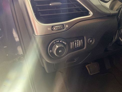 Used 2020 Jeep Cherokee Limited FWD image 15