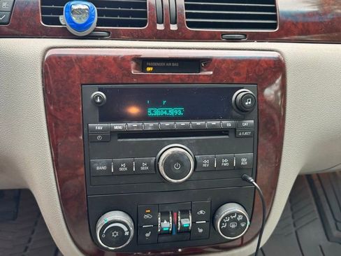 Used 2009 Chevrolet Impala LT w/ Luxury Edition Package FWD image 16